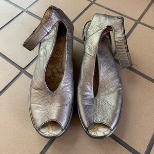 FLY LONDON Pewter ankle strap sandals Sz 40 8.5-9
